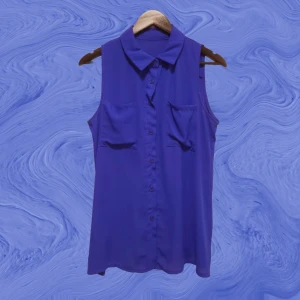 Blå topp med twistad rygg - Jättefin och skir (ej see-through) koboltblå topp med twistad och halvöppen rygg. Knapp-knäppning där fram. Aldrig använd då den inte passade mig. Hämtas i Eriksberg (Göteborg), på Limhamn (Malmö) eller skickas mot fraktkostnad. 