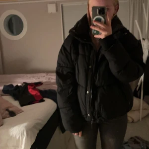En vinterjacka  - En fin svart vinterjacka från hm som jag köpte föra året som inte gick till användning köpte jacka på hm för 600 men säljer nu den för 100