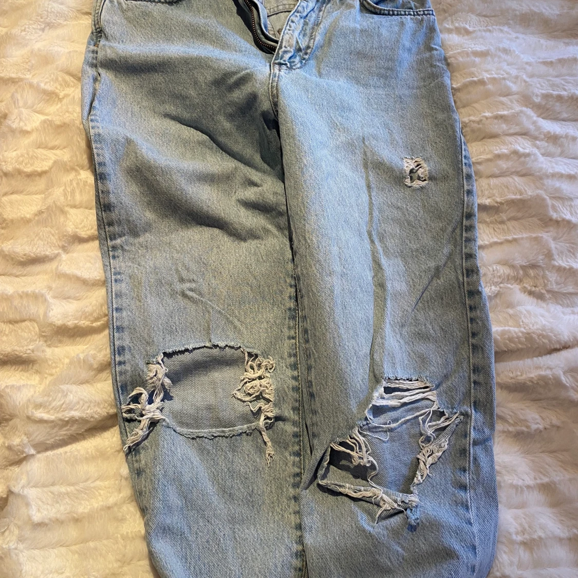 Ljusblåa momjeans med slitningar - 90