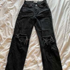 Säljer dessa svarta 90’s jeans med hål ifrån Gina tricot! Super snygga men kommer inte till användning längre. Normala (inte petite eller tall) i storlek 34, med innerbenslängden ca 78cm. Nypris 599kr😋 Pris går att diskutera. Köparen står för frakt.