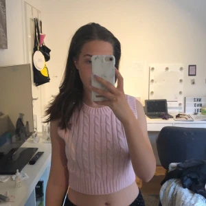 Topp - Säljer denna rosa stickade topp som är i ett bra skick och köptes förra sommaren