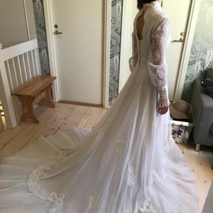Vintage brudklänning med släp! - Vit vintage bröllopsklänning med släp. Troligen storlek 36/S, finns ingen lapp med storleken. Skriv för fler bilder! OBS! Sista bilden är ett exempel på hur den kan se ut med underkjol. Underkjolen ingår ej! Köparen står för frakt. Kan även mötas i Stockholm:)