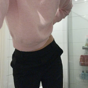 Kostymbyxor  - Svarta lågmidjade kostymbyxor. Storlek M/32