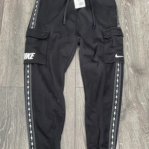 Nike byxa ned mudd och fickor HELT NYA!  - Oanvända snygga unisex byxor ifrån Nike! Prislapp kvar! 