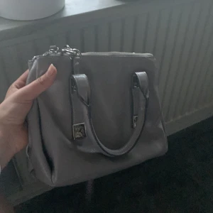 Väska  - Grå väska, tre fack, band och fin 