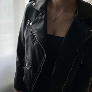 Skinnjacka  - Skinnjacka från Zara! Helt oanvänd med lappen kvar!!