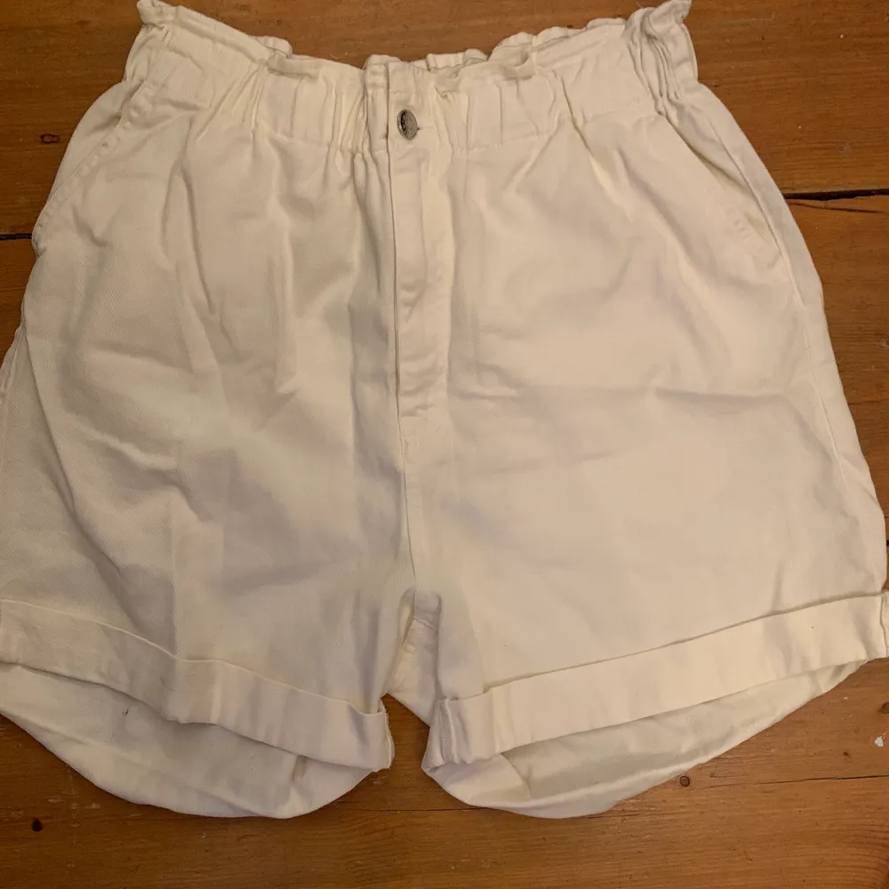 Snygga paperbag shorts i tyg från monki. Shortsen är aldrig använda så är i nytt skick. Storlek xl.. Shorts.