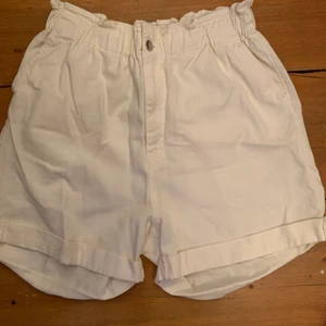 Monki paperbag shorts  - Snygga paperbag shorts i tyg från monki. Shortsen är aldrig använda så är i nytt skick. Storlek xl.