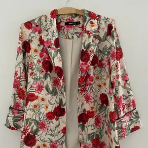 Somrig kavaj - En sparsamt använd kavaj från Gina Tricot. Använd ett fåtal gånger. Storlek 34