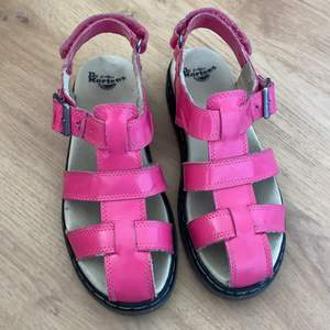 Säljer dessa as snygga & söta Dr. Martens sandaler i storlek 36 för 550kr!! Jag köpte dom på Sellpy :)) möts lite var som helst i stockholm, vet ej fraktkostnaden riktigt 