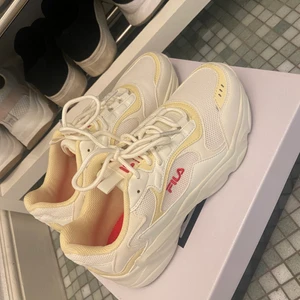 Helt nya FILA collene  - Använt dessa ute i 15 min. Köpta från Scorett, supersköna men råkade ta en storlek för stora och insåg det i efterhand. Normala i storlek!