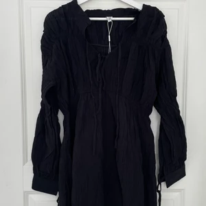 Klänning - Helt oanvänd klänning ifrån Nelly. Inte kommit till användning. Strl 40 men den är lite mindre i storleken