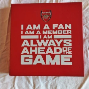 Arsenal Collection Box  - För Arselnalfantaster, helt Ny Arsenal Collection Box.                                   Innehåller: 1 paket olika Arsenal Pins, Ett tom spelkortsbox samt böcker och vykort. 