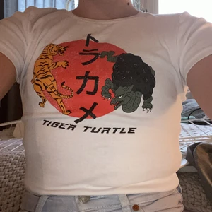 T-shirt/top - En vit top/t-shirt som det stor tiger turtle på. Den är aldrig använd.  