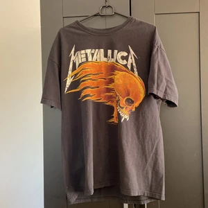 Metallica - T-shirt i bra skick, har tröttnat på den så säljer vidare. Uppskattar att den är i storlek M/L. Skriv vid frågor och funderingar ✨ frakt tillkommer 