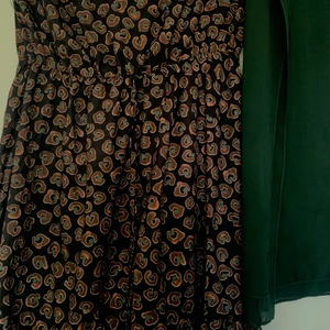 Dam klänning  - Jag säljer den här klänningen för att den blev kort för mig.jag använde inte än den är ny 