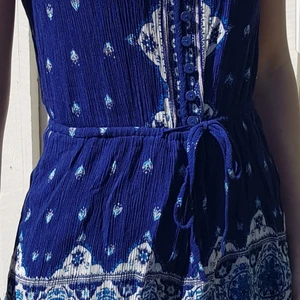 Byxdress kort, strl 36 H&M Divided - Använd några få gånger, liten i storleken för att vara i storlek 36, passar lätt en i strl 34 & 32. Stretchigt tyg i 100% viskos. Väldigt omtyckt, säljer pga för liten storlek. Hel och fin.