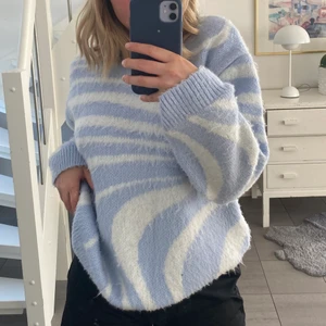 Stickad sweatshirt  - Zebrafärgad stickad swetshirt från ASOS! Stl 36🥰🥰🥰