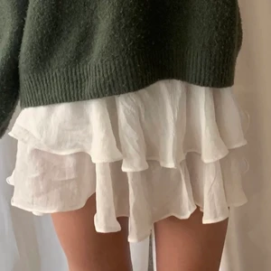 Svart kjol - Säljer denna kjol i svart (se nästa bild). Fint skick, går att använda till både kjol och topp!! Köparen står för frakt 