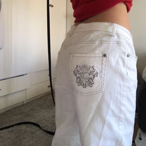Vita baggy jeans  - Jättte snygga vita jeans med coola bakfickor i ny skick!!💕Dom sitter baggy på mig som vanligtsvist har storlek 36-38, bara att skriva vid frågor eller om man vill ser fler bilder 