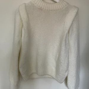 Stickad tröja vit  - Vit stickad tröja från Gina Tricot! Stl XS, pris: 80kr