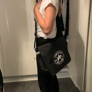 Converse väska! - Skit snygg och cool väska från converse all star! Har många fack och är praktiskt. Mycket plats. Är som ny och inga skador😍