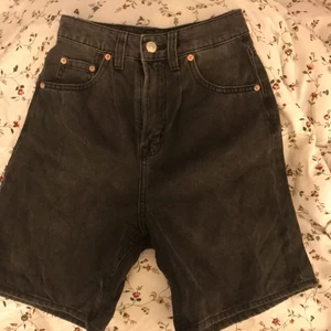 svarta H&M jeans shorts 💕💕 - Säljer dessa goingar då det är alldeles för små på mig tyvärr. Det är svarta/mörkgrå i färgen och materialet är  väldigt bra på dessa🪐🪐. Det är highwaist och är längre än normala shorts. Det har inga skador och är i bra skick💕💕 För mer frågor eller bilder så är det bara att skicka😋😋