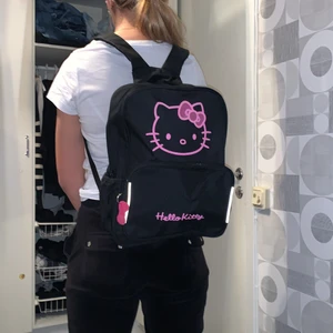 Hello Kitty väska  - Jätte fin och söt hello Kitty väska som är som ny! Nästa aldrig använd. Är rätt rymlig och bra🤩