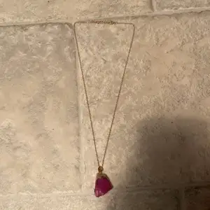 ett jättefint kristall halsband med riktig kristall, köpte på gamlastan i en kristall butik, använd få gånger, 