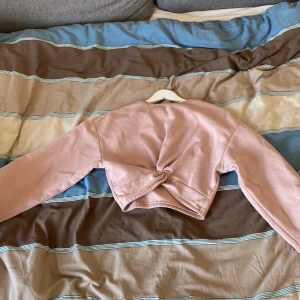 Rosa långärmad magtröja från H&M strl XS - En rosa sweatshirt magtröja från H&M i strl XS. Väldigt fin tröja med långa ärmar och knut fram till. Använd väldigt sparsamt. Säljer pga den inte används längre. 