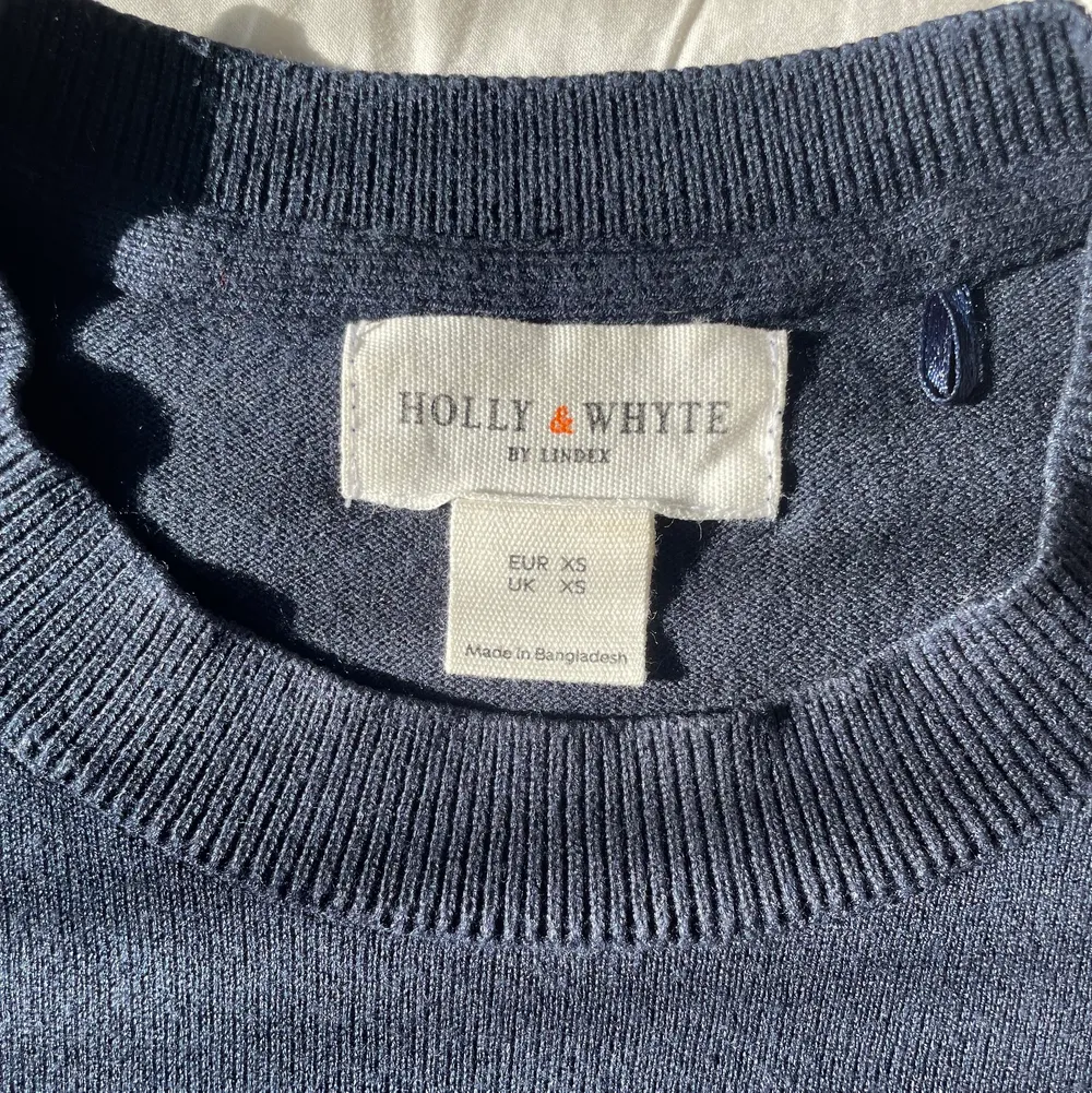 jättefin mörkblå skön tröja med guld detaljer från Holly & whyte / Lindex. Köptes i somras för 300kr säljer nu för 100 kr (priset kan diskuteras), köparen står för frakten💞🌟. Tröjor & Koftor.
