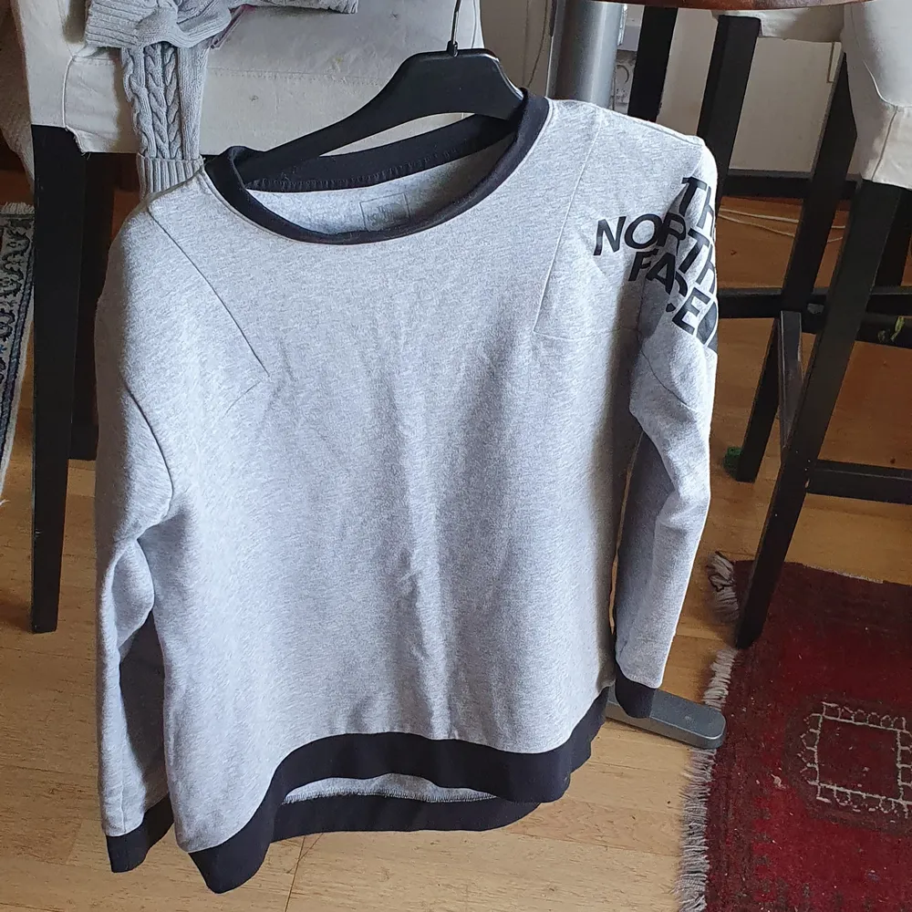 Säljer min åkta The North Fleece tröja som passar till båda kön och matcherar med allt.Tröjan är bara provat.Ny pris 999 och Säljer den med bra bud eller köp direct 750.Man kan ha den som top eller tröja .passar xs_ L beror på hur man vill . Hoodies.