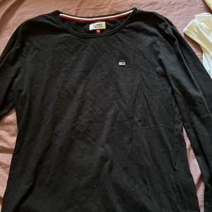 Lång ärmar Tommy hillfiger - Långärmad Tommy hillfiger tröja skit snygg nu till sommarn. Super bra skick