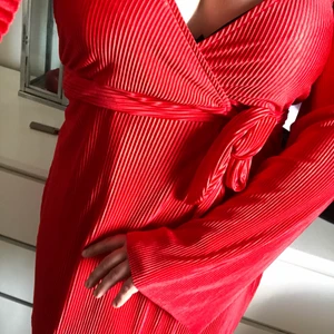 Chiara forthi röd klänning  - Nyskick med prislapp.  Ej använd, då den är lite för stor i bysten på mig. Storlek L. Frakt tillkommer. 