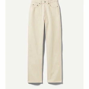 Rowe weekday jeans beige/sand - Säljer pga. Lite korta till mig. De är ganska mjuka i materialet därav skönare än många andra weekday jeans! De är använda men i bra skick! 