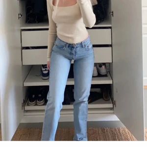 jeans - säljer dessa super snygga o populära jeans från zara. säljer då dem är lite försmå för mig men annars super snygga💓använda endast 1 gång 