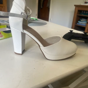 Skor - Helt splittrans nya klackar som är perfekta nu till skolavslutningen eller studenten! Storlek 37 men eftersom man ska gå ner en storlek i klackar så är dom som 38