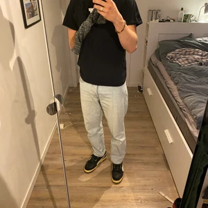 Sweet sktbs jeans - Ett par ljusa jeans från sweet sktbs, raka i formen. Jag är 185cm lång