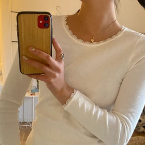  långärmad &Other Stories  - Gräddvit långärmad från &other stories! Jättesöt med spets och små hjärtan men den är lite för kort i armarna för mig:(( 