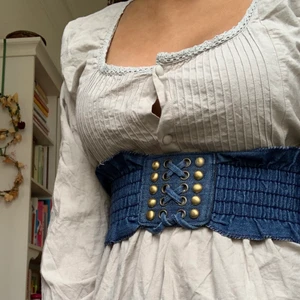 BÄLTE  - Jätte fint vintage bälte med jeans material. Guldiga knappar som man kan sätta på därbakom. Blusen finns för salu på min profil.