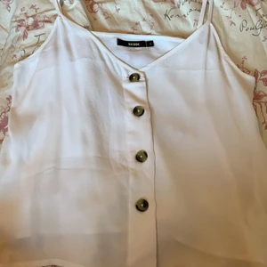 Sommar topp  - Hej! Säljer en sommar topp! Den är använd en gång och är i jätte bra skick och skönt tyg! Inget fel på den 50kr. Strl s och jag som bär m passade den☀️ billiga priser pga rensning av garderoben! 