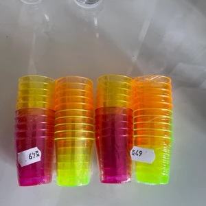 Shot glas  - Helt oanvända neon shot glas som ej kommit till användning. Säljer båda för 80kr + frakt 📦. Glasen lyser i uv-ljus