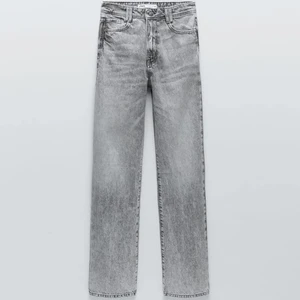 Zara jeans - Superfina slutsålda jeans från zara som tyvärr inte passar längre💘 Väldigt långa i benen och tyvärr lite skavda längst ner på sömmen, men kan sy upp dem om det önskas!💕 Mindre i storlek!