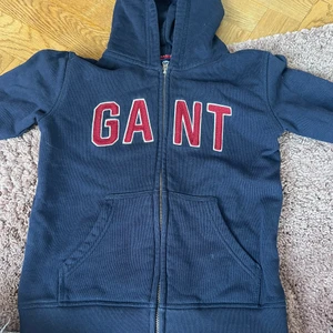 Jätte fin gant tröja  - Blå gant tröja, i jätte fint skick. Använd endast få tal gånger. Sälj pga att den är för liten. 