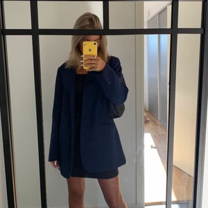 Kavaj  - Jätte fin mörkblå kavaj som e overzise, vill ha i en annan färg därför jag säljer