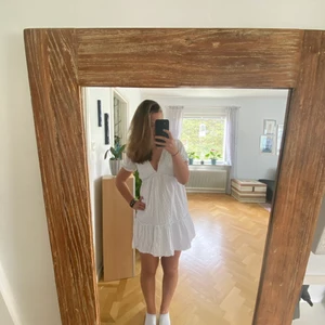 Klänning - Säljer nu min älskade konfa klänning😢 Passar perfekt till sommaren på konfirmation, skolavslutning, dag på stan eller fest! Klänningen är från Zara och är i Strlk S! Den är i utmärkt skick då jag knappt använt den! Säljer för 200+frakt men priset kan diskuteras! Kram🥰