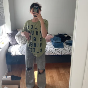 Högmidjade gråa baggy bershka jeans  - Ett par fina gråa högmidjade jeans från bershka som är ganska långa. Bra kvalite och fin passform. Jag är ish 168-169 och dom går ner t golvet vid hälen för mig.
