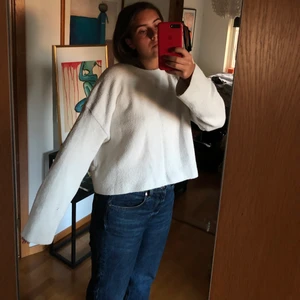 Stickad tröja - Vit stickad tröja från & other stories, perfekt för sommaren!