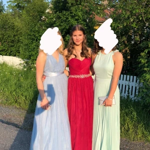 Balklänning  - Säljer nu min superfina balklänning! Den är hallonröd med silvriga detaljer och från bröllopsklännings märket Aspera by Alicja Eklöw och endast använd en gång, så i jättefint skick! Jag är 169cm och hade 7cm klackar på bilden, klänningen är i 34 men skulle snarare säga att den är en 36a. Den går lätt att ta in/ut i bysten då den är sydd så att den lätt ska kunna alterneras. Axelband finns med! Nypris är ca. 7000. Skriv till mig för frågor eller fler bilder! 💓 Pris kan diskuteras vid snabb affär