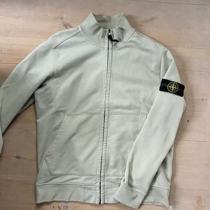 Stone Island Tröja - Sitter som L. 9/10 förutom vecken vid dragkedjan.